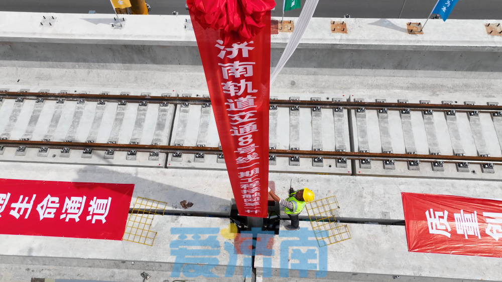 我们将在支柱上安装其它零部件和导线,后期为电客车运行提供牵引供电