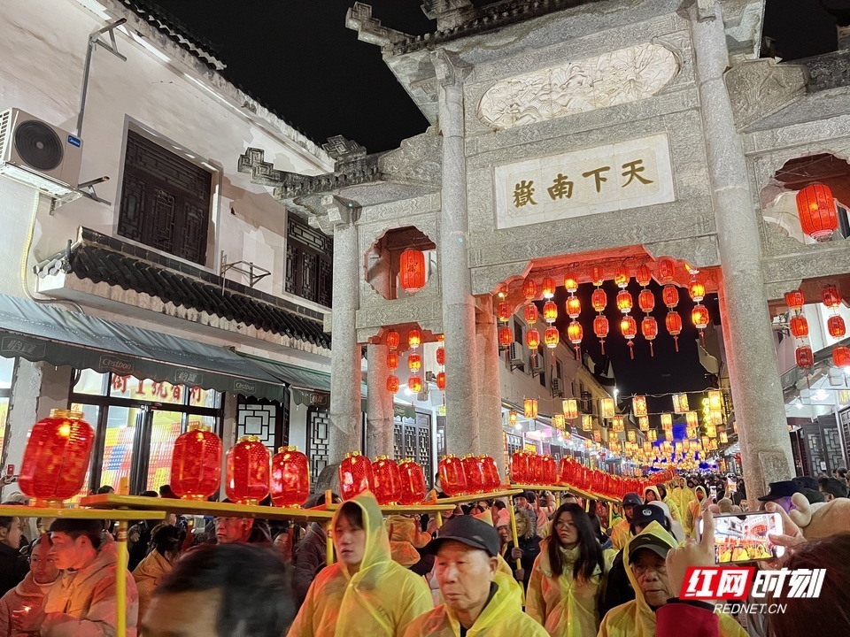 组图|湖南南岳:看火灯,逛庙会,观龙腾狮舞闹元宵_腾讯新闻