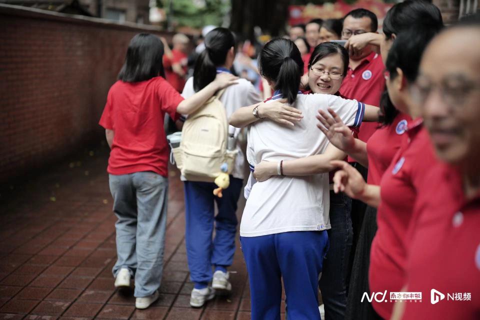 笑容明媚!培正中学考点,老师列队击掌送考