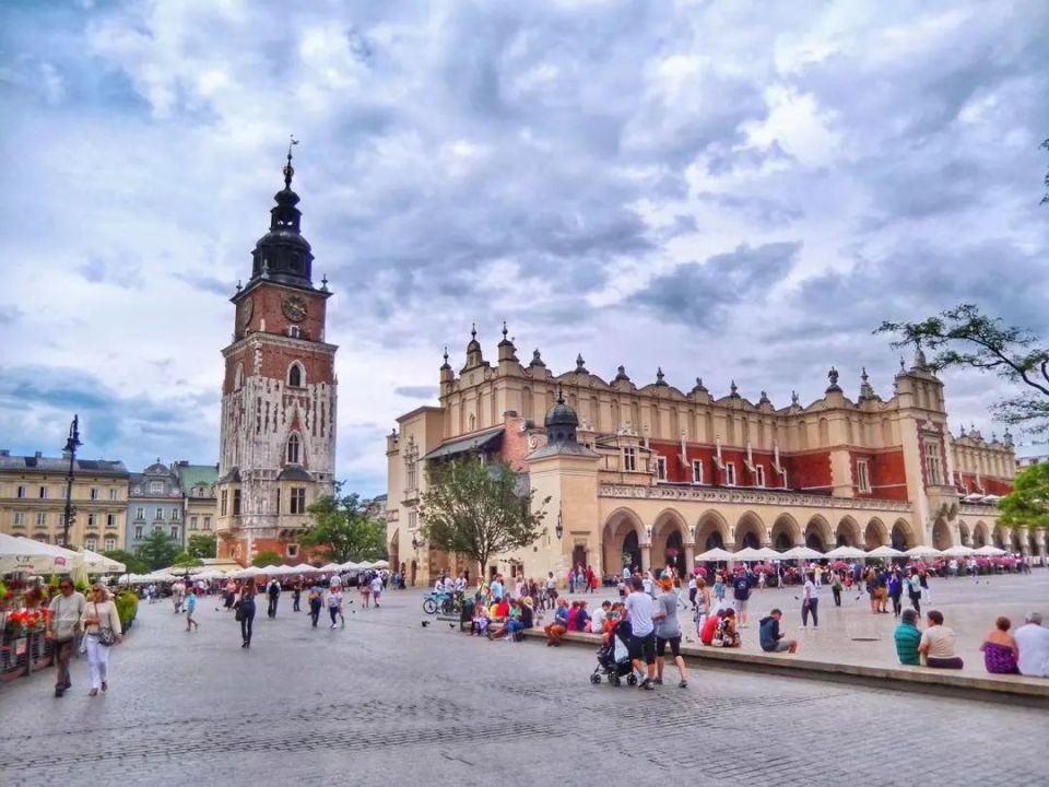 因为对祖国的沦落感到羞耻,这个既得利益者选择自我流亡