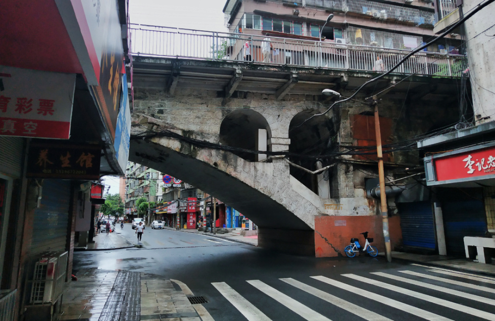 西门桥影片中,西门桥的取景让人仿佛走进一幅热气腾腾的市井生活痪眄