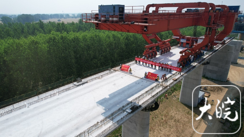 功能为主,兼顾路网功能的高速铁路,北端通过淮萧联络线连接郑徐高铁