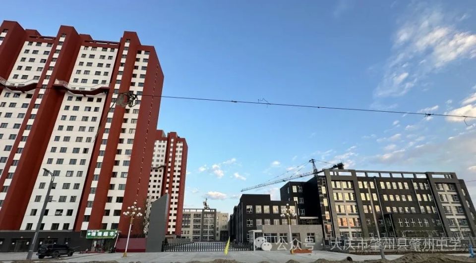 黑龙江省肇州县肇州中学新校区正在进行紧张的后期施工