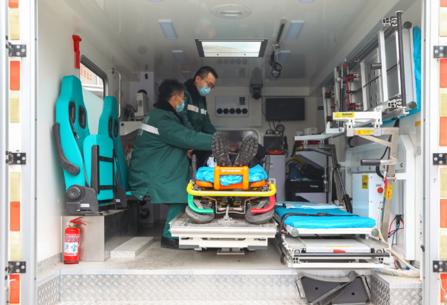泰安市立医院"乌尼莫克"全地形越野救护车现身急救一线_腾讯新闻