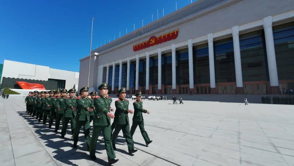 武警官兵走进天安门国旗护卫队_腾讯新闻