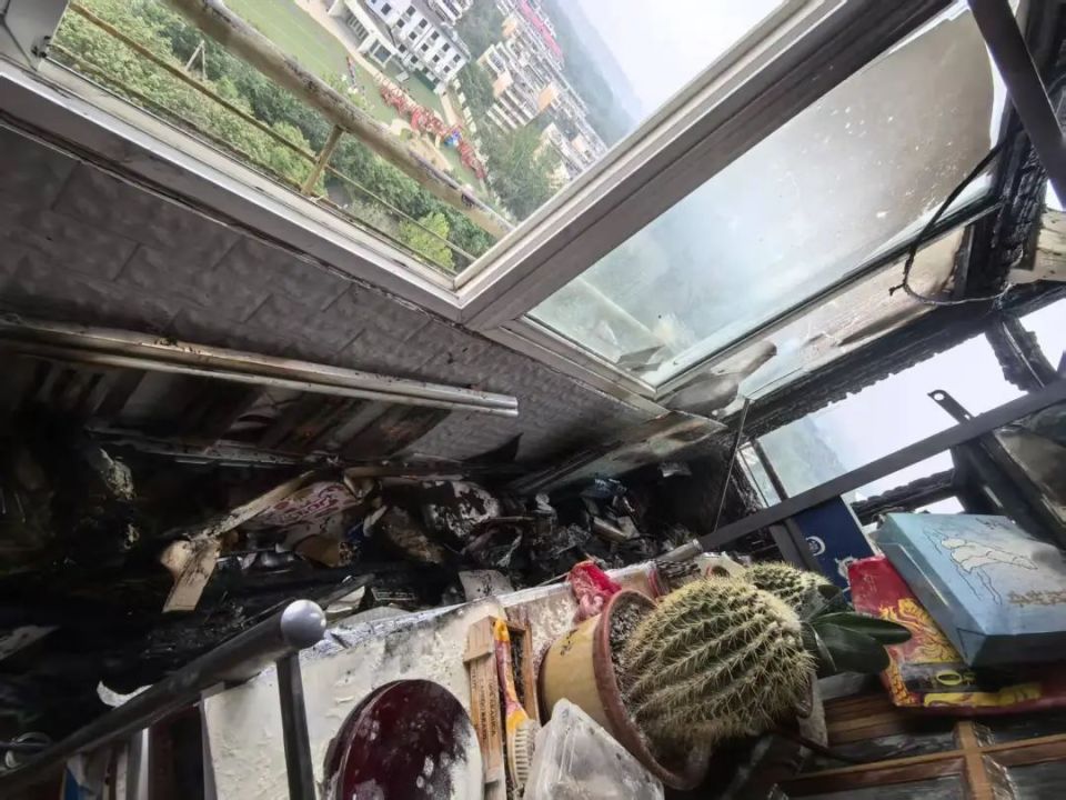 石景山一居民家中阳台突发火情,邻里相助紧急救援