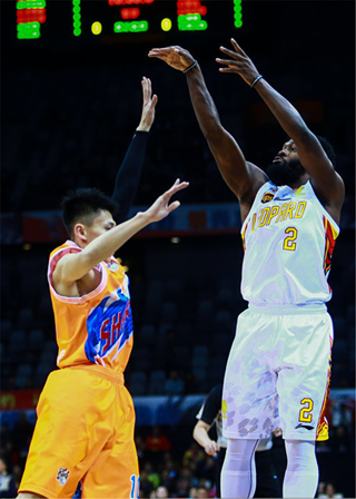 cba史上最难的判罚,裁判满头大汗纠结了15分钟,让比赛