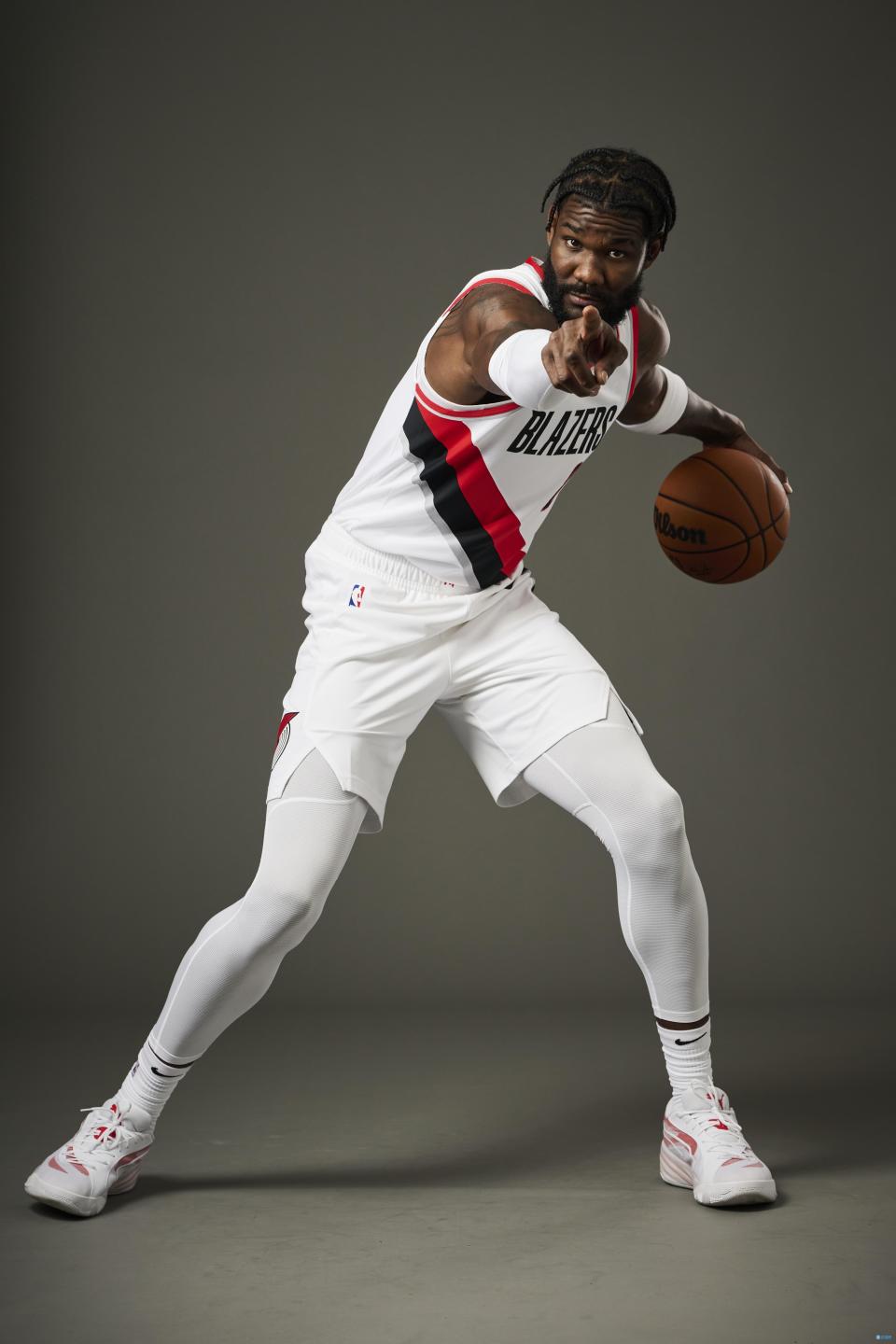 艾顿出战41分钟,投篮14中9,没有罚球,拿到18分10篮板2助攻.