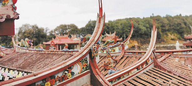 闽南剪瓷雕屋顶上的一出戏