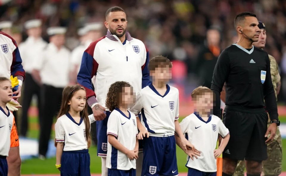 太阳报沃克携妻子的仨孩子当球童这可能会惹怒前情人