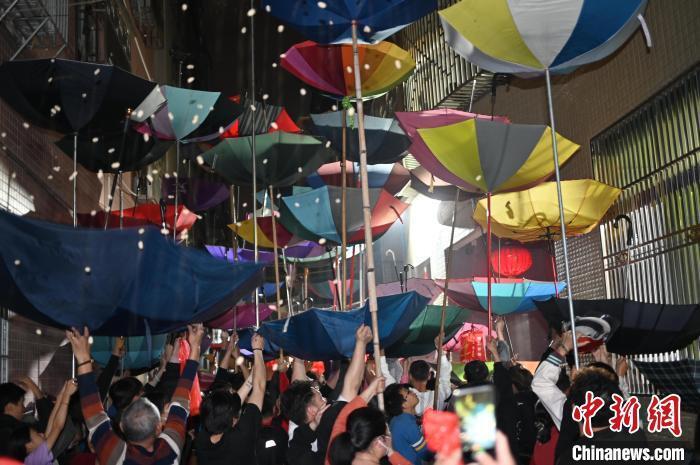 广东普宁乡村民众"抢花生"接祝福_腾讯新闻