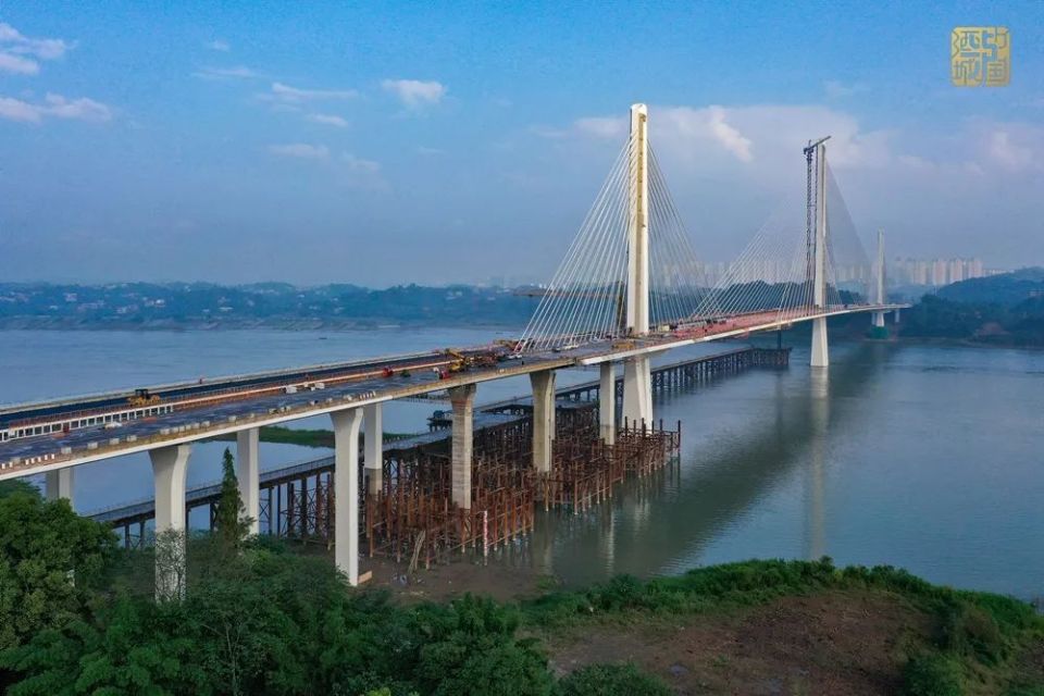 飞阅泸州长江六桥丨壮观!百米高空看进度