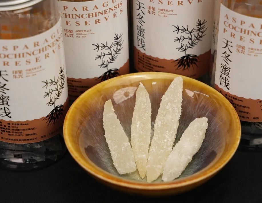 香港威式集团董事长任芸萱,深圳四好商会常务副主任兼秘书长潘安平等