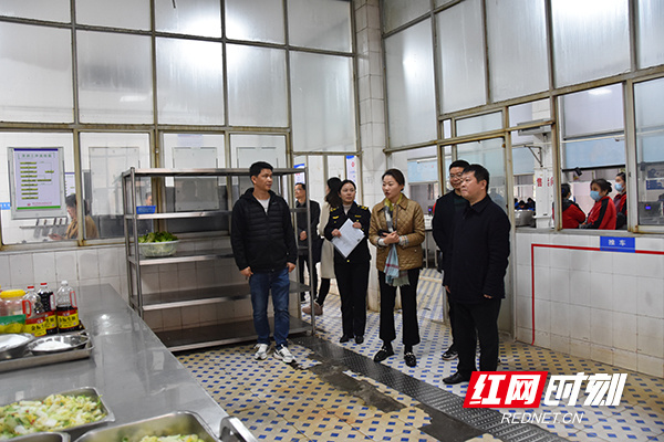 渌口区副区长,区五中"第一校长"丁瑜到学校视察食品安全工作