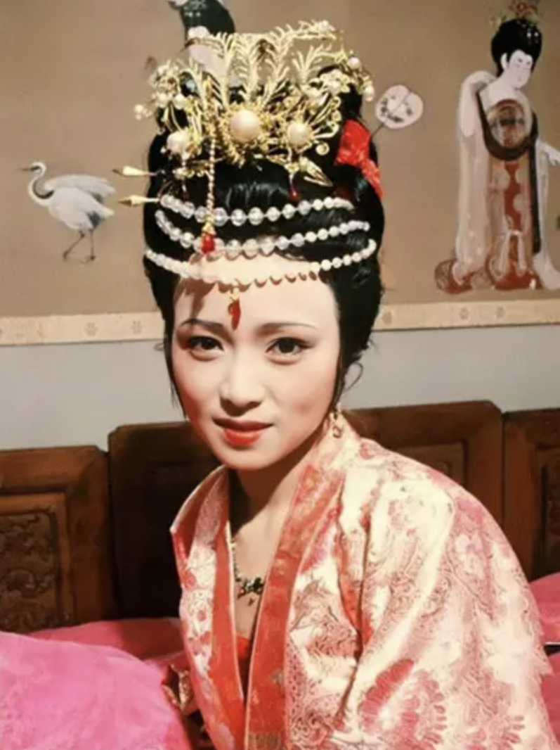 秦可卿的扮演者张蕾拍之前心里特别地纠结,这是她第一次演这么露骨的