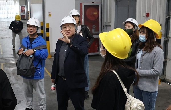 图说:走进企业 新民晚报记者 曹博文 摄(除标注外)在上海超硅半导体