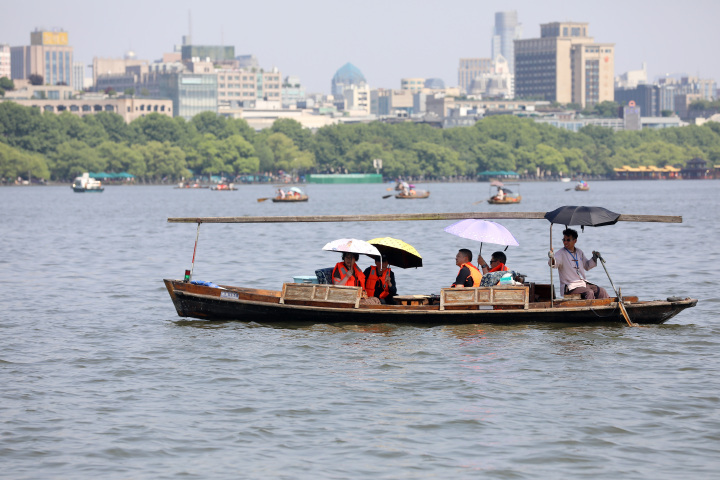 杭州入夏第二天最高气温达34市民遮阳有招