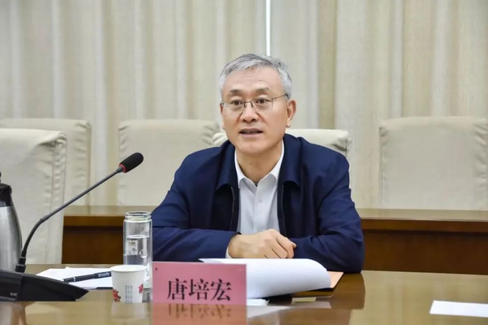 酒泉市委副书记,市长唐培宏出席并主持座谈会.