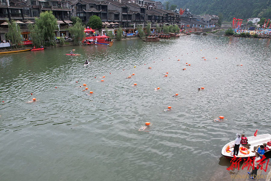 当天,2024年中国湖南·凤凰古城沱江公开水域游泳公开赛在凤凰古城