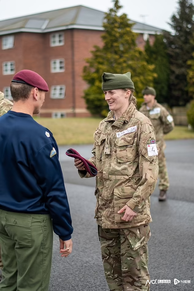史上首位女性获英军栗色贝雷帽:伞兵部队"铁娘子"创造历史