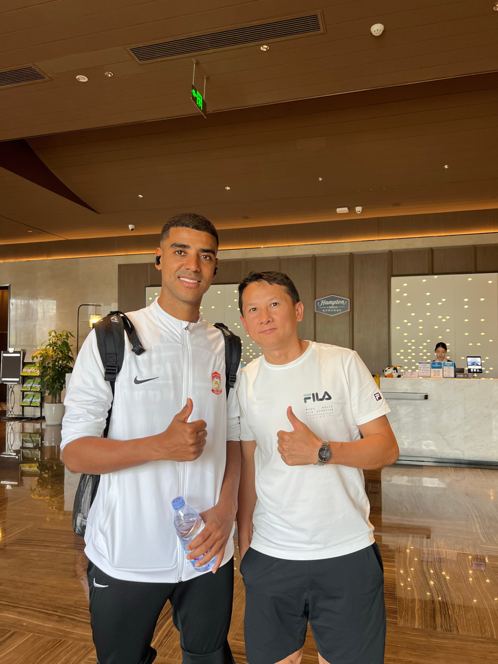 追星成功退钱哥晒与阿兰十年前合影:十年老粉,前来报道