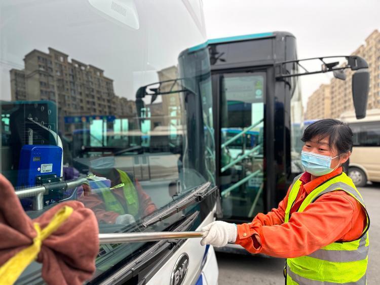 济南公交美容师的年三十:一年擦车24000多次 退休前的最后春节在
