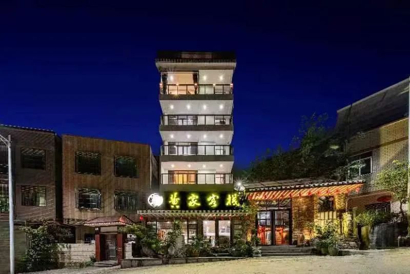 民宿简介:黄家客栈位于东源县新港镇万绿湖边,青山绿水环绕,以书香味