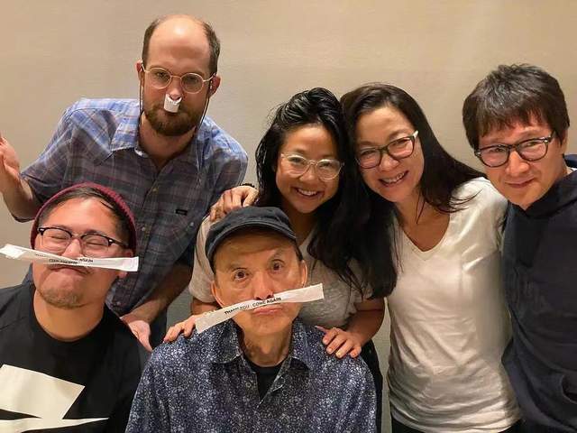 努力去打破欧美人对我们的歧视和偏见,从李小龙踢碎"东亚病夫"的牌匾