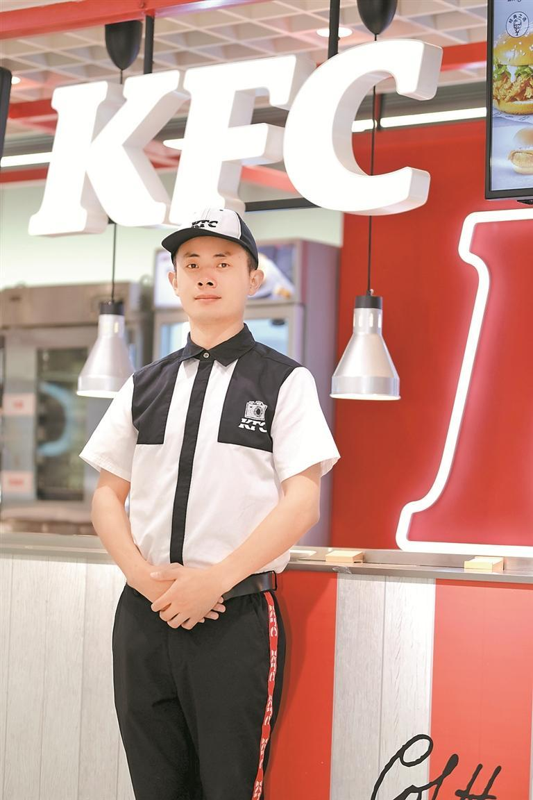 自幼失聪的他,一路打拼成为肯德基首位"天使"经理 | 城市英雄82期