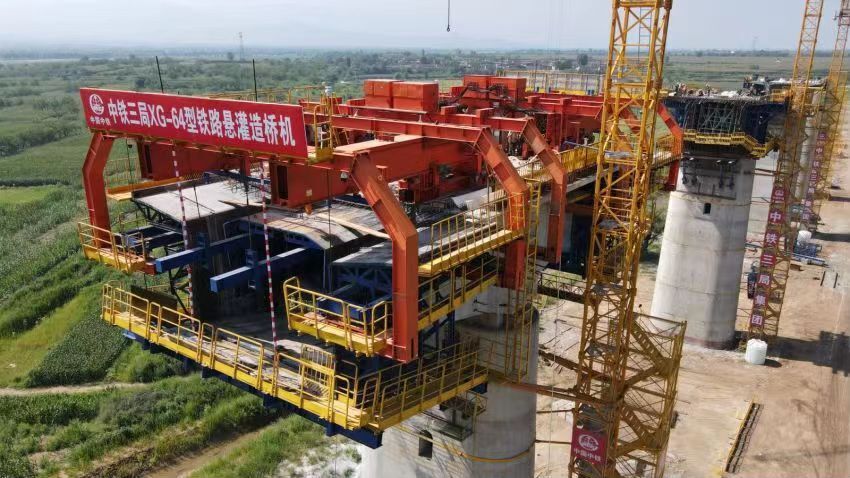 新型造桥机助力雄忻高铁山西段空中造桥_腾讯新闻