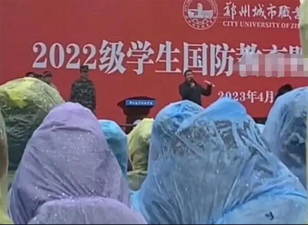 职校领导让学生淋雨自己避雨发言，媒体：一场大雨检验出领导的成色