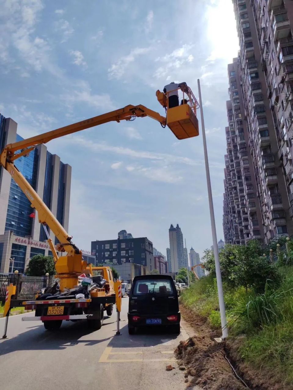 万枫路有路灯啦!