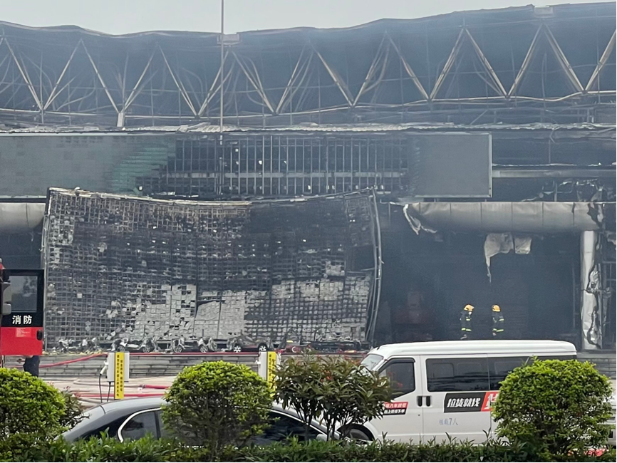 广州荔湾百艺城火灾现场:明火已熄,余烟未了
