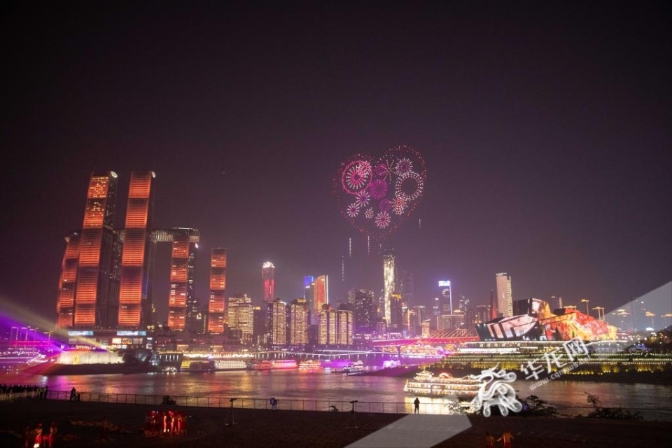记者 董进)热门餐厅等位上千桌,庙会大集人头攒动,多个景区门票售罄