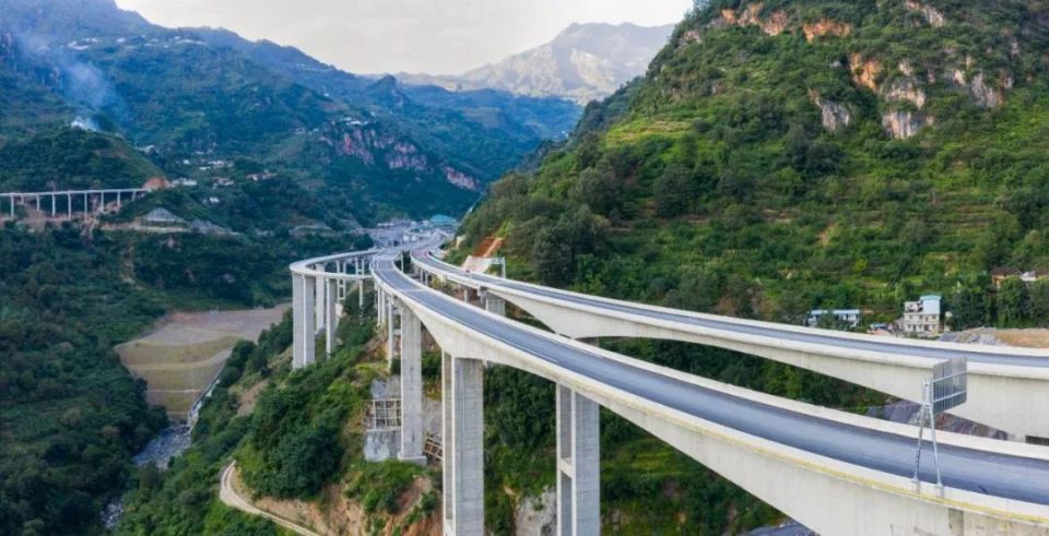 g7611都香高速公路昭通段全线建成通车