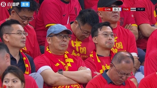 心情复杂国足73分钟仍0-1落后,球迷们在看台上表情凝重