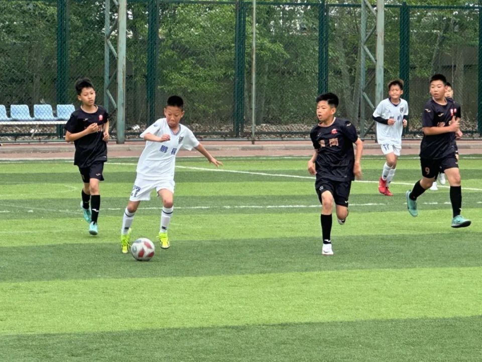 投入大赛的比拼,津门足球少年们共赴绿茵场,一同在中国青少年足球联赛