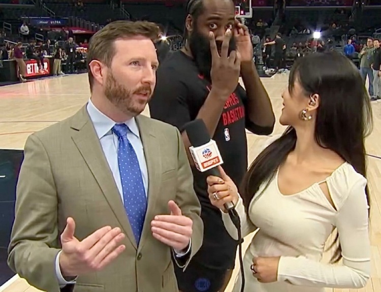 周玲安:昨日赛前 哈登特意过来在镜头前和中国球迷比了个_腾讯新闻