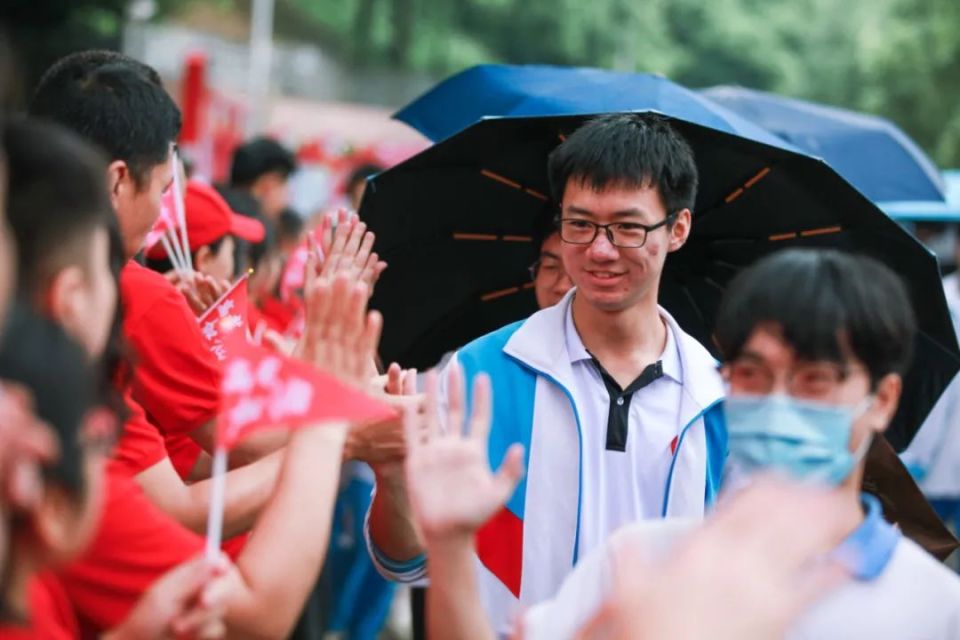 2024年广东高考作文题出炉!多图直击江门考场外的一幕幕……_腾讯新闻
