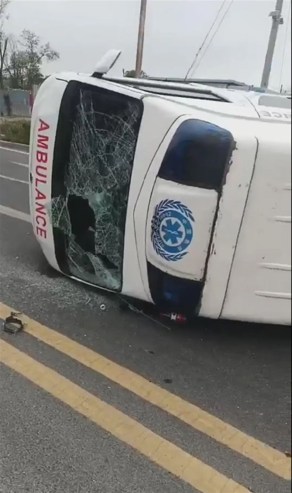 一救护车被撞翻!警方通报