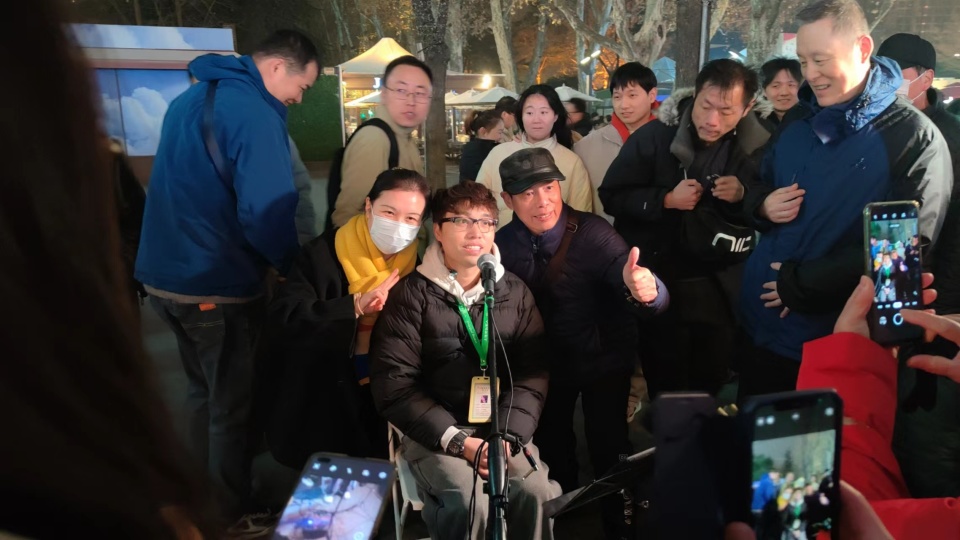 街头歌手走向演唱会,上海火了一个罗小罗_腾讯新闻