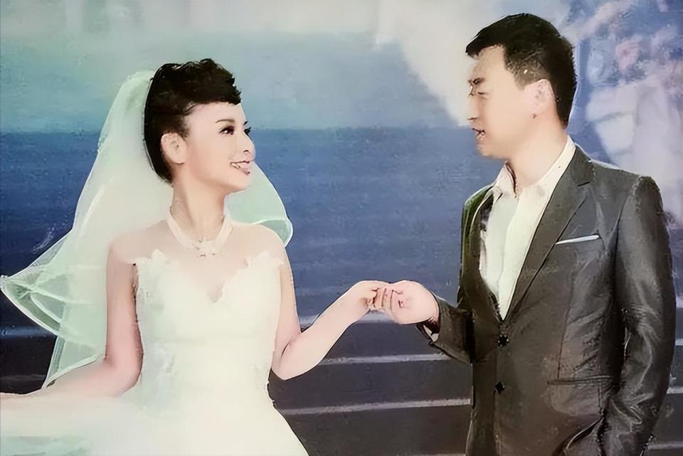 "盲人歌手"刘赛:成名后拒绝抛弃农村丈夫,如今丈夫成她的骄傲