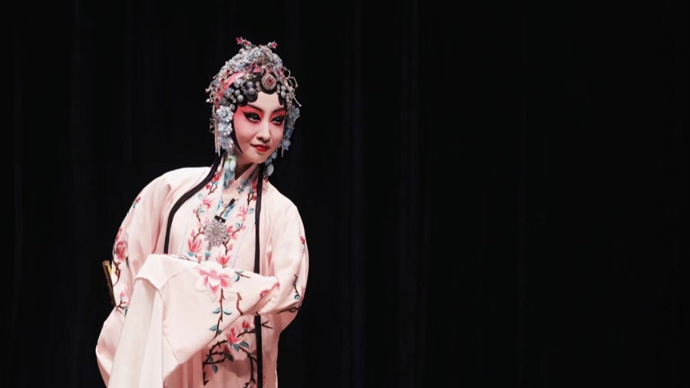 晚上8点,"95后"戏曲演员刘书含准时出现在抖音直播间.