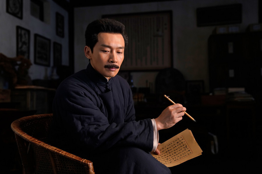 演员曹磊凭借《觉醒年代》中鲁迅一角荣获经典人物形象荣誉