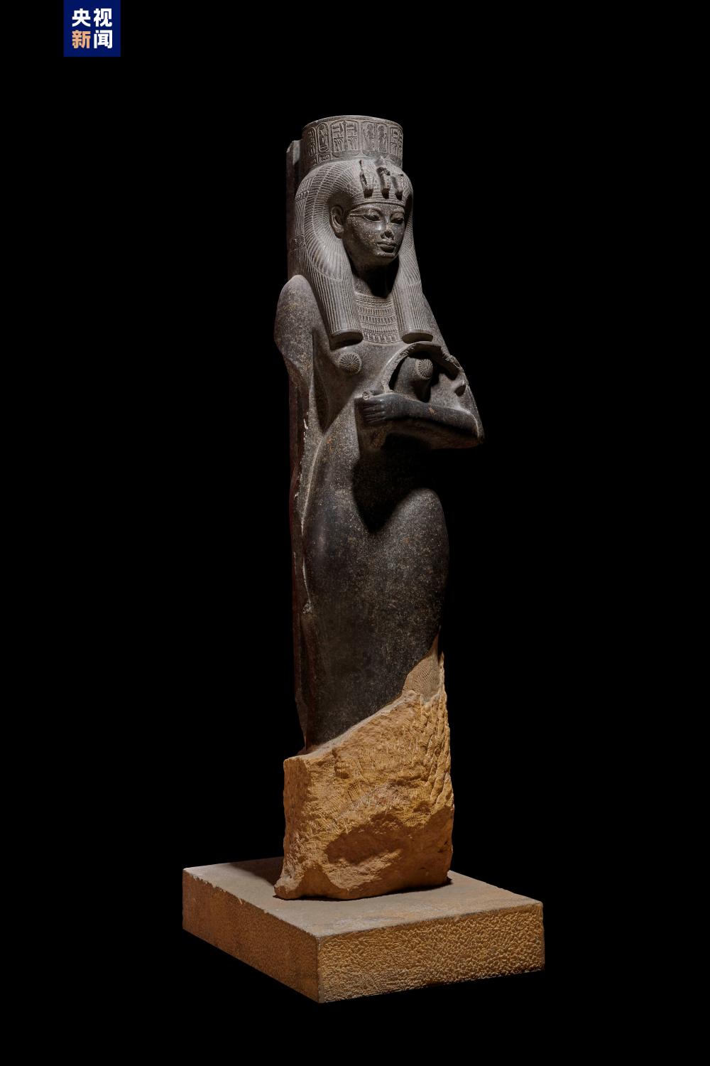 阿蒙涅姆赫特三世以及拉美西斯二世等法老雕像,成套木乃伊棺,女王金饰