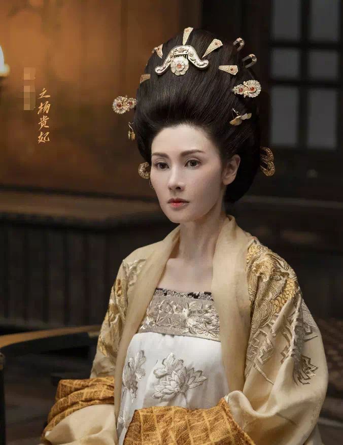 47岁洪欣再拍古装,身材颜值不在,网友:比李嘉欣扮的杨贵妃美_腾讯新闻
