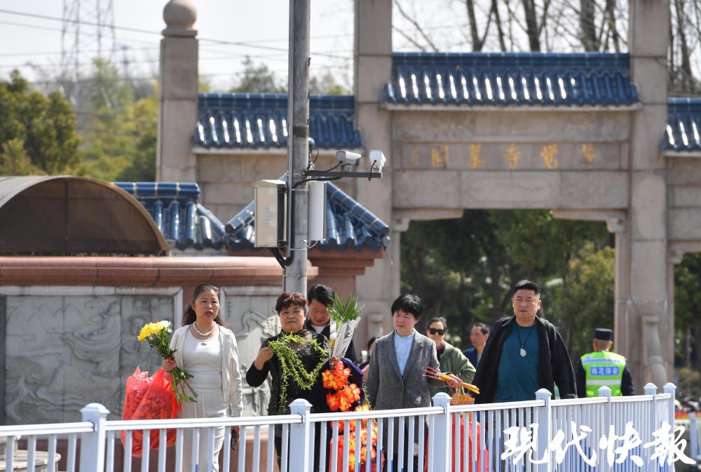 普觉寺陵园工作人员告诉记者:周末祭扫人员比较多,我们6点半就开园了