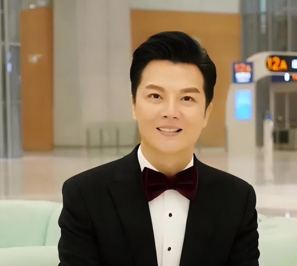 央视主持任鲁豫:32岁娶身价上亿千金小姐,父亲成这辈子最大遗憾