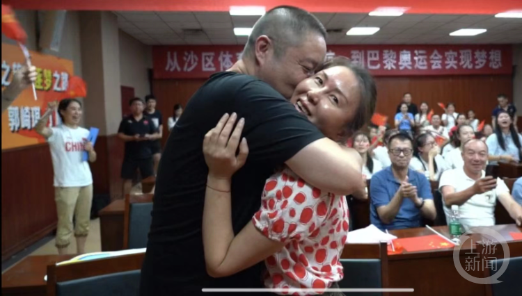 中国艺术体操队强势夺冠，丁欣怡父母忘情拥抱_腾讯新闻