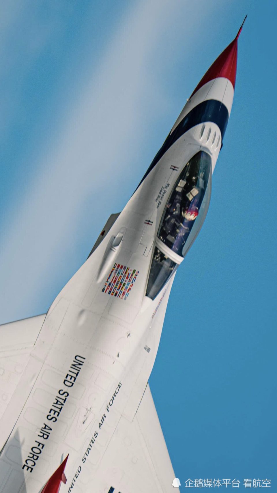 高清大图看美国雷鸟飞行表演队进行表演